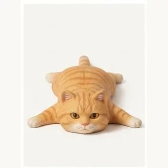 同一只白胸橘猫摊开四肢躺平的树脂手办