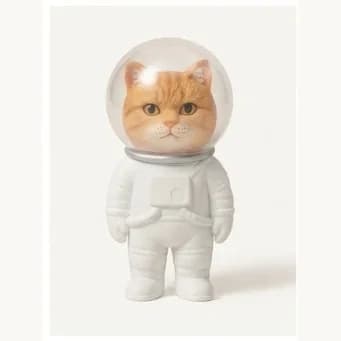 同一只白胸橘猫穿通用白色太空服和透明头盔的树脂手办